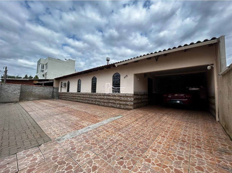 Casa com 4 Quartos sendo 2 Suítes –