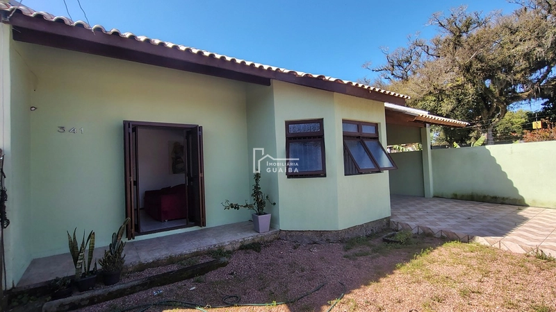 Casa semi mobiliada  em terreno amplo .