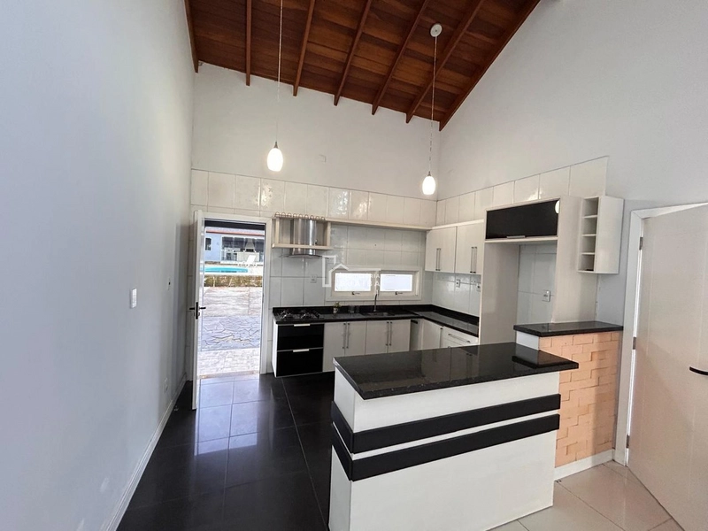 Excelente e ampla residência com piscina!: 4ª foto da galeria de imagens do imóvel