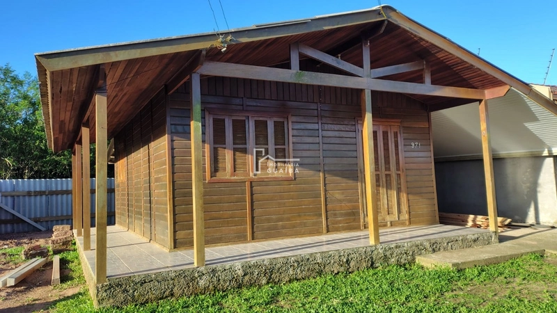 Bela casa de madeira á venda no bairro Jardim dos Lagos -Guaíba -RS