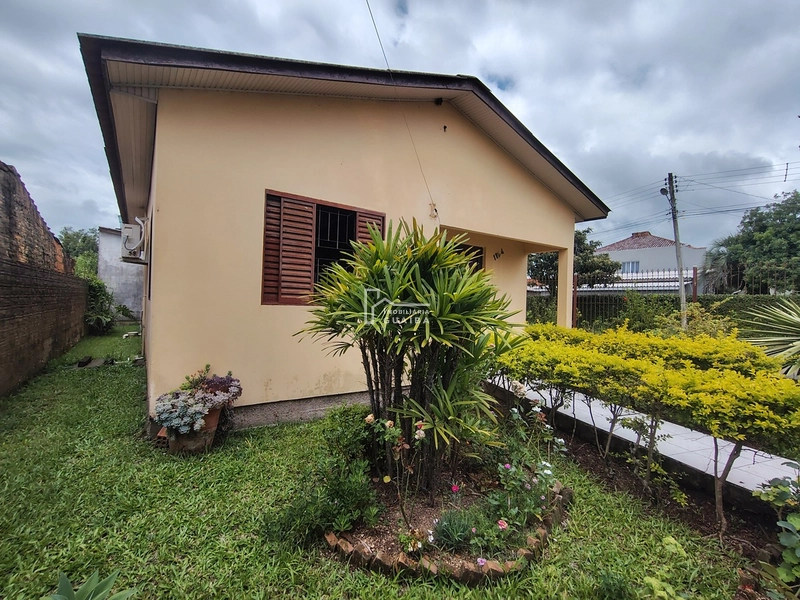 Casa de esquina,em terreno amplo: 1ª foto da galeria de imagens do imóvel