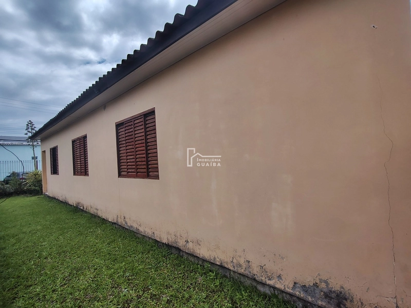 Casa de esquina,em terreno amplo: 2ª foto da galeria de imagens do imóvel
