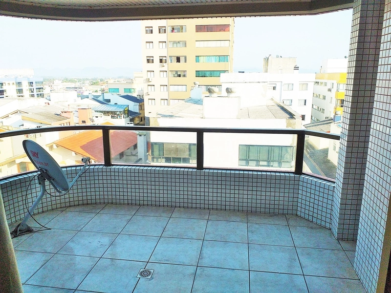 AV-106 - NO CENTRO, 2D (1 suite), de frente, 2 sacadas, gar, churr: 7ª foto da galeria de imagens do imóvel