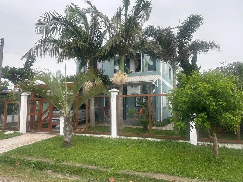 Lindo sobrado 4 dorm - a 150m da beira mar em Capão da Canoa: 1ª foto da galeria de imagens do imóvel