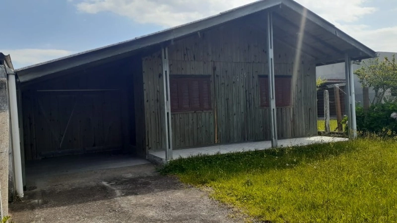 Casa c/ 3 dormitórios há 2 quadras do mar em Capão da Canoa: 1ª foto da galeria de imagens do imóvel