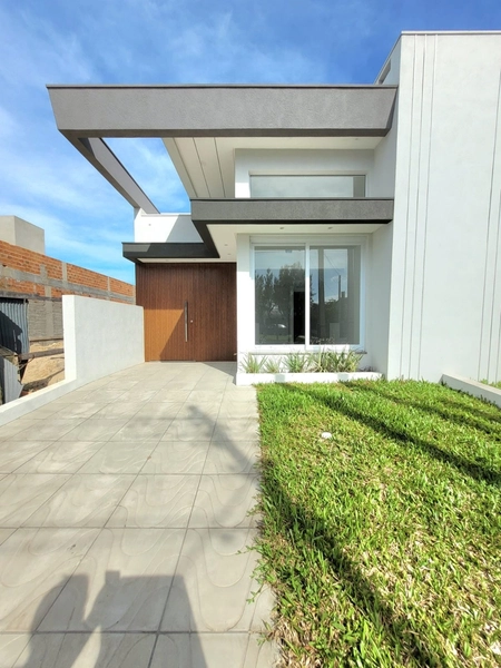 CASA 3 DORMITÓRIOS EM ALTO PADRÃO - 3 QUADRAS DO MAR: 1ª foto da galeria de imagens do imóvel