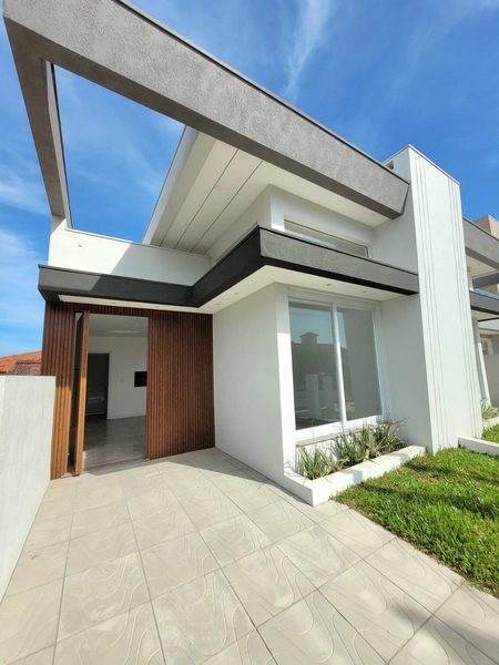CASA 3 DORMITÓRIOS EM ALTO PADRÃO - 3 QUADRAS DO MAR: 2ª foto da galeria de imagens do imóvel
