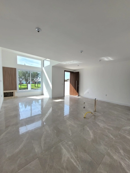 CASA 3 DORMITÓRIOS EM ALTO PADRÃO - 3 QUADRAS DO MAR: 5ª foto da galeria de imagens do imóvel