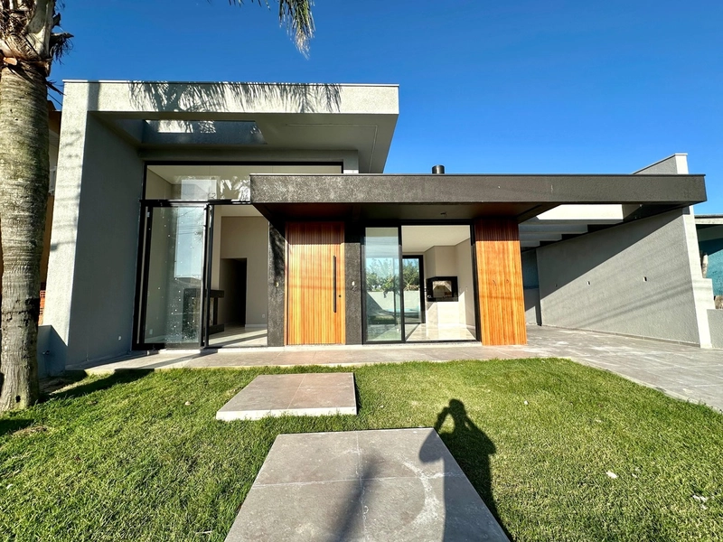 CASA ESTILO CONDOMÍNIO FECHADO - 3 SUÍTES - PRÓXIMO AO MAR: 1ª foto da galeria de imagens do imóvel