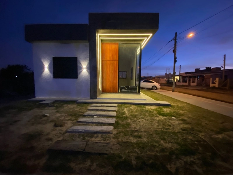 CASA DE ESQUINA - 2 DORMITÓRIOS - ALTO PADRÃO: 2ª foto da galeria de imagens do imóvel