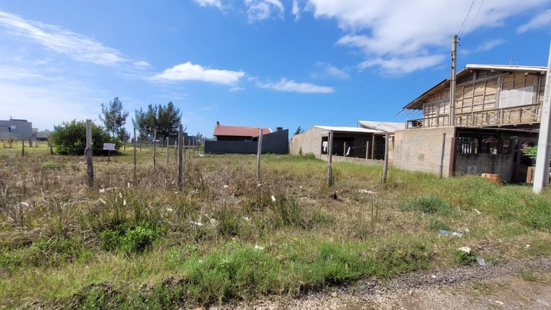 Terreno proximo a praça do bairro: 1ª foto da galeria de imagens do imóvel