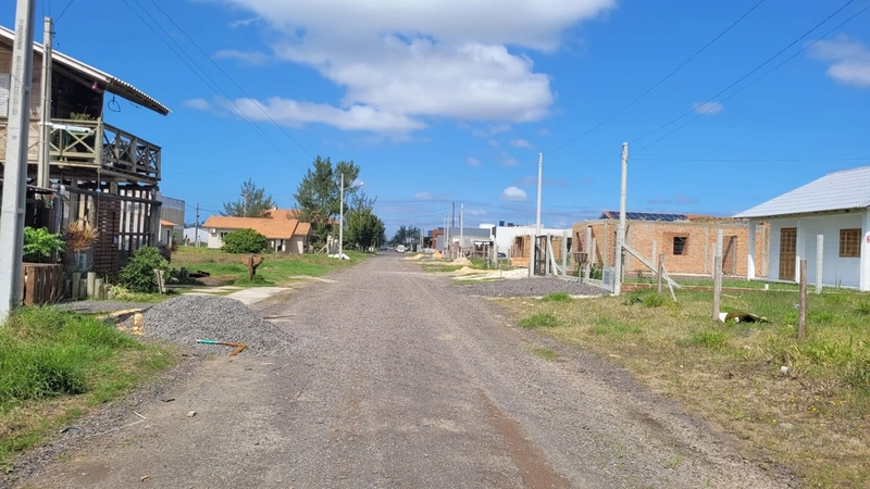 Terreno proximo a praça do bairro: 2ª foto da galeria de imagens do imóvel