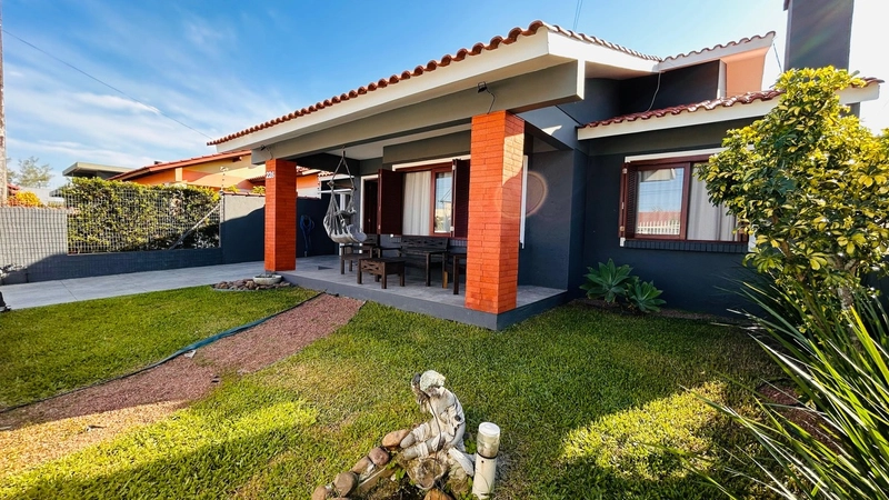 Casa 3 dormitórios poucos metros do mar!: 1ª foto da galeria de imagens do imóvel