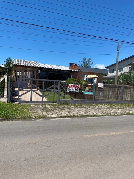 Excelente Casa 4 Dormitórios com Piscina próximo ao Mar: 1ª foto da galeria de imagens do imóvel