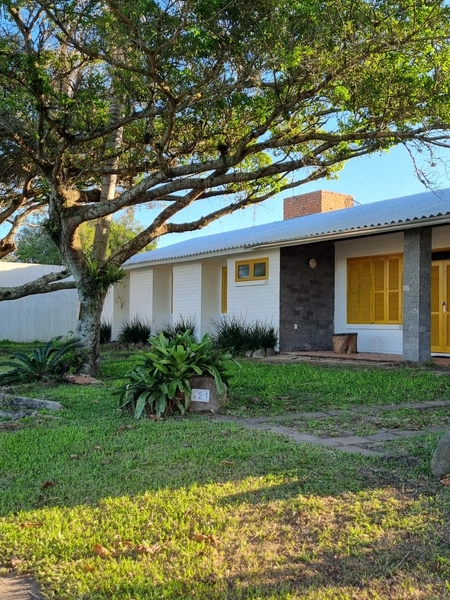 LINDA CASA DE ESQUINA COM 4 DORMITÓRIOS SENDO 2 SUÍTES LADO MAR: 3ª foto da galeria de imagens do imóvel
