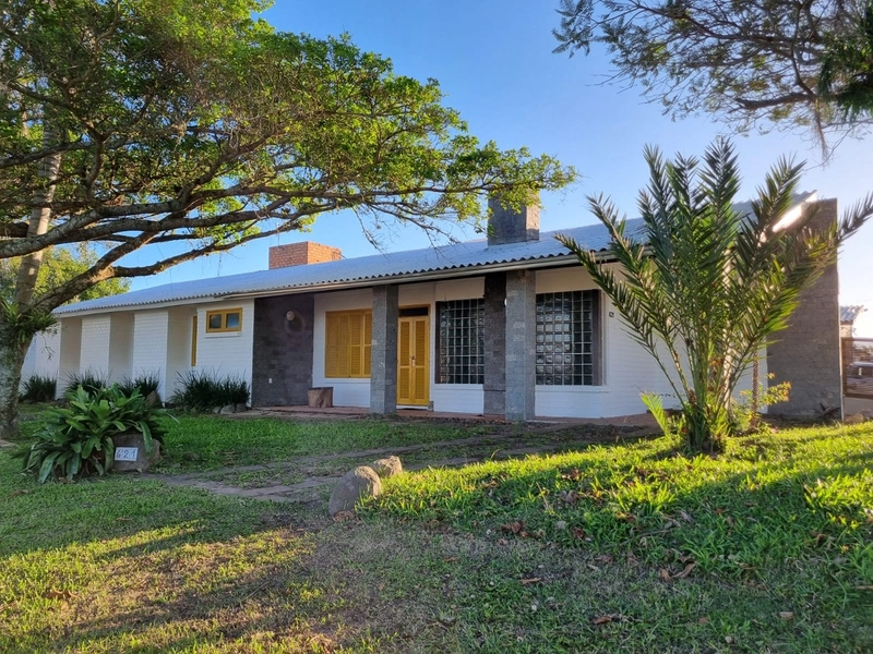 LINDA CASA DE ESQUINA COM 4 DORMITÓRIOS SENDO 2 SUÍTES LADO MAR: 2ª foto da galeria de imagens do imóvel