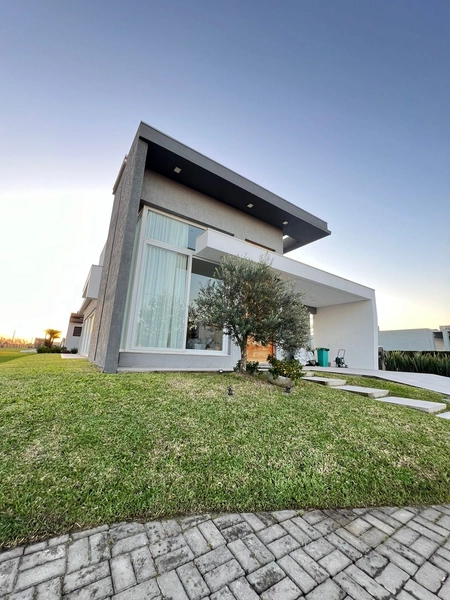 Casa com 3 suítes no condomínio Dubai: 2ª foto da galeria de imagens do imóvel