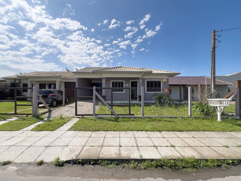 Casa com 3 dormitórios à 190m do mar: 1ª foto da galeria de imagens do imóvel