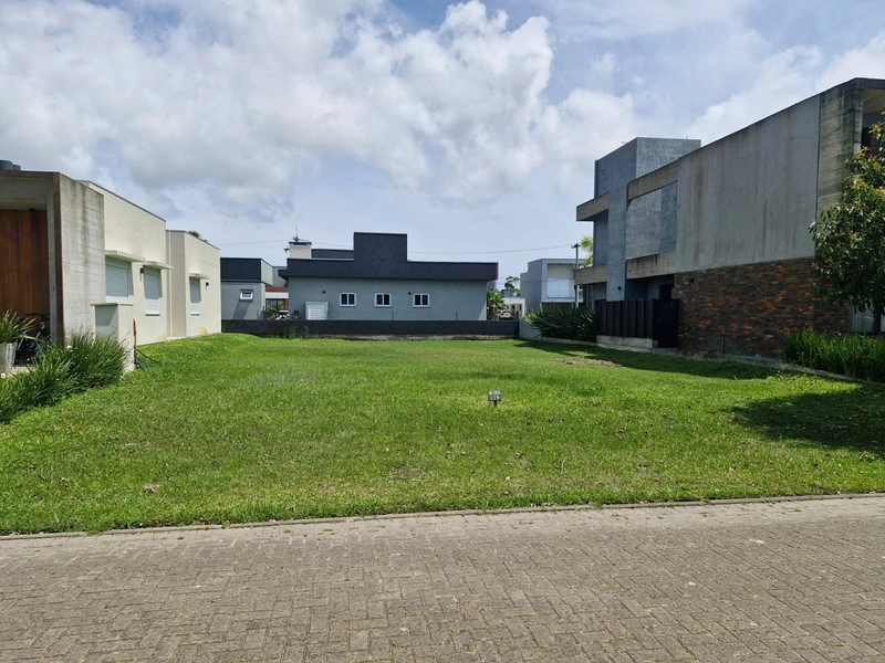 Terreno perfeito para se morar no condomínio Dubai: 1ª foto da galeria de imagens do imóvel