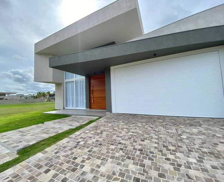 Casa com 4 suítes e piscina no condomínio Ilhas Resort: 1ª foto da galeria de imagens do imóvel