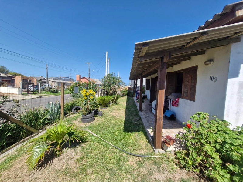 Casa perto da praia com 3 dormitórios: 2ª foto da galeria de imagens do imóvel