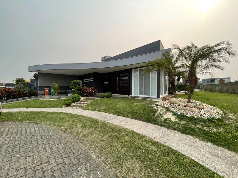 Casa com 3 suítes e piscina no condomínio Ihas Resort: 1ª foto da galeria de imagens do imóvel