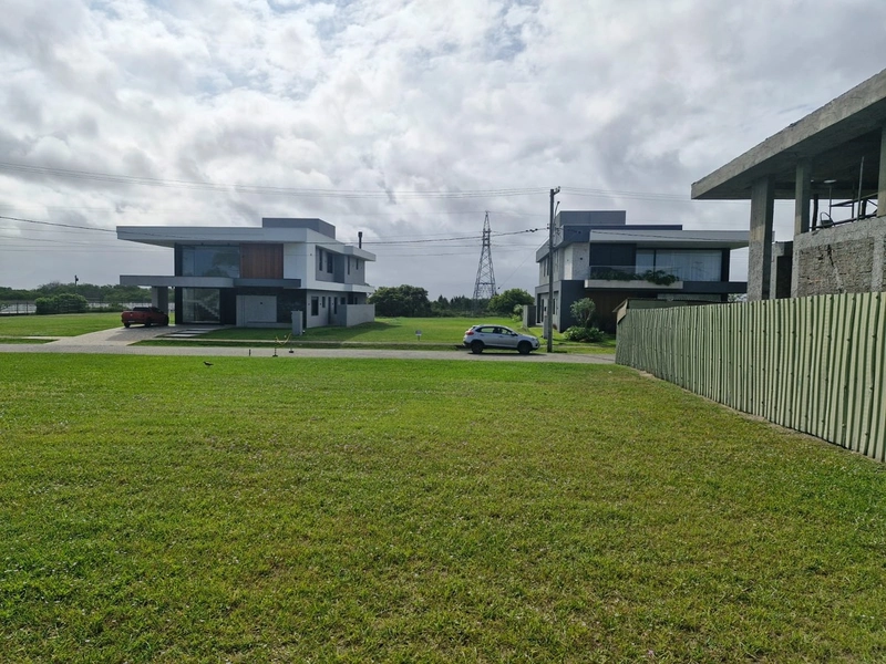Terreno com vista para a lagoa no condomínio Ilhas Resort: 3ª foto da galeria de imagens do imóvel