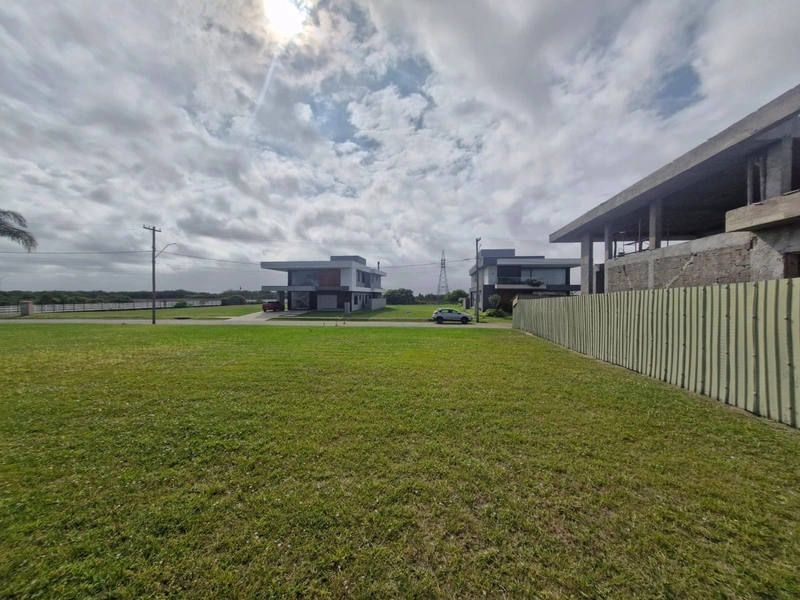 Terreno com vista para a lagoa no condomínio Ilhas Resort: 2ª foto da galeria de imagens do imóvel