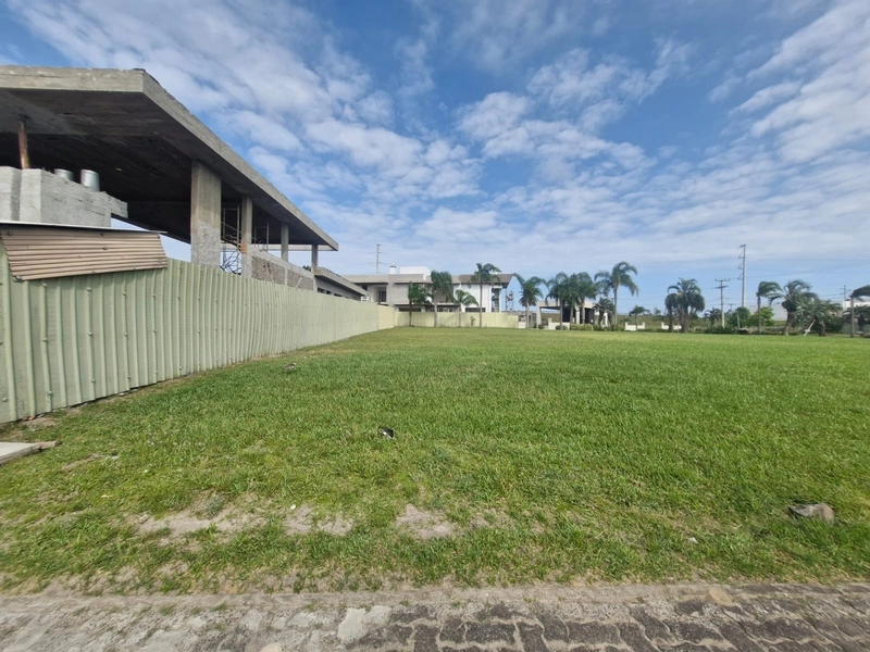 Terreno com vista para a lagoa no condomínio Ilhas Resort: 1ª foto da galeria de imagens do imóvel