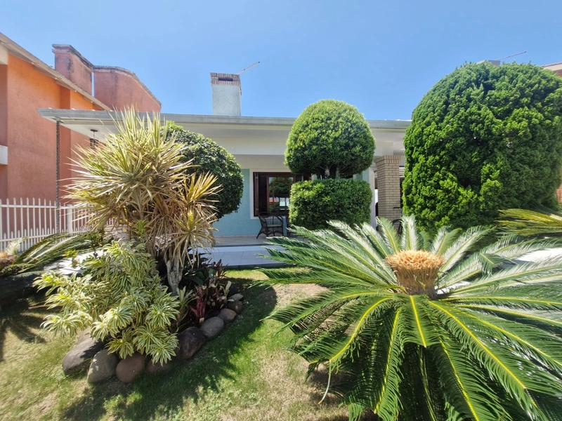 Casa a uma quadra do mar com 4 dormitórios: 2ª foto da galeria de imagens do imóvel