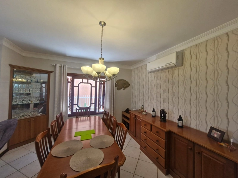 Casa a uma quadra do mar com 4 dormitórios: 13ª foto da galeria de imagens do imóvel