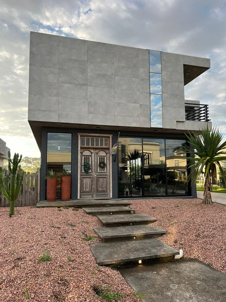 Casa com 3 suítes no condomínio Dubai Resort: 1ª foto da galeria de imagens do imóvel