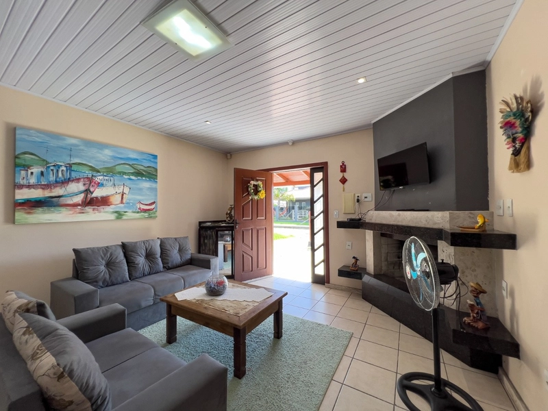 Casa com piscina e 3 dormitórios no bairro Jardim Beira Mar: 8ª foto da galeria de imagens do imóvel