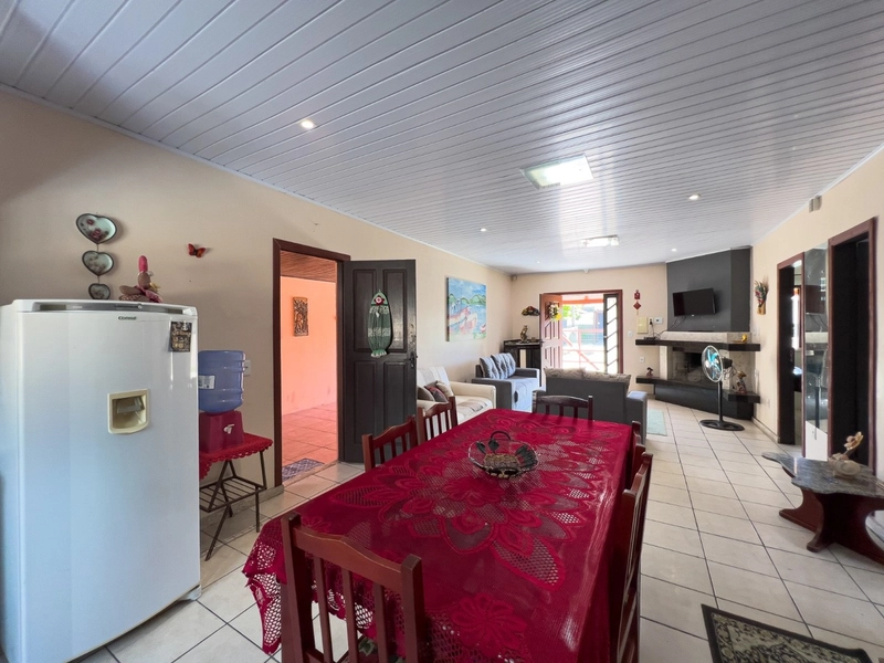 Casa com piscina e 3 dormitórios no bairro Jardim Beira Mar: 24ª foto da galeria de imagens do imóvel