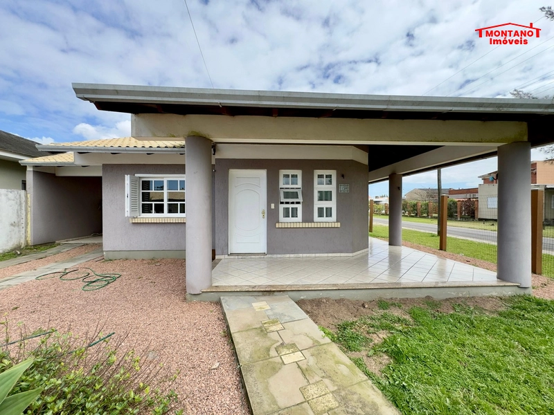 Casa à 3 quadras do mar com 3 dormitórios no bairro Zona Norte