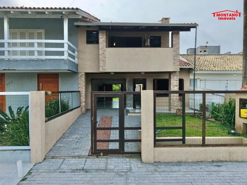 Casa com 3 dormitórios à duas quadras do mar no bairro Zona Nova