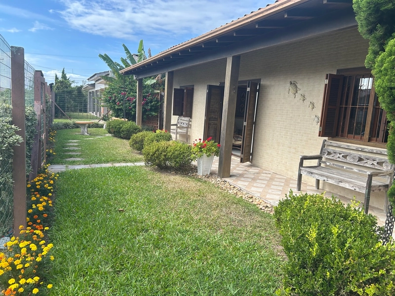 Casa com 4 dormitórios a 2 quadras do mar: 2ª foto da galeria de imagens do imóvel