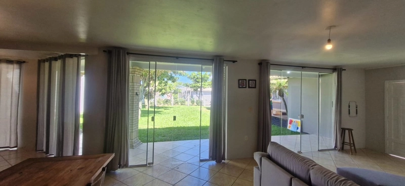Casa de esquina com 3 dormitórios e área gourmet a 150m da praia: 7ª foto da galeria de imagens do imóvel