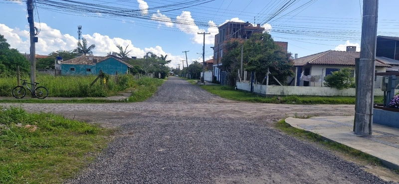 Terreno de esquina muito bem localizado pronto para construir: 3ª foto da galeria de imagens do imóvel