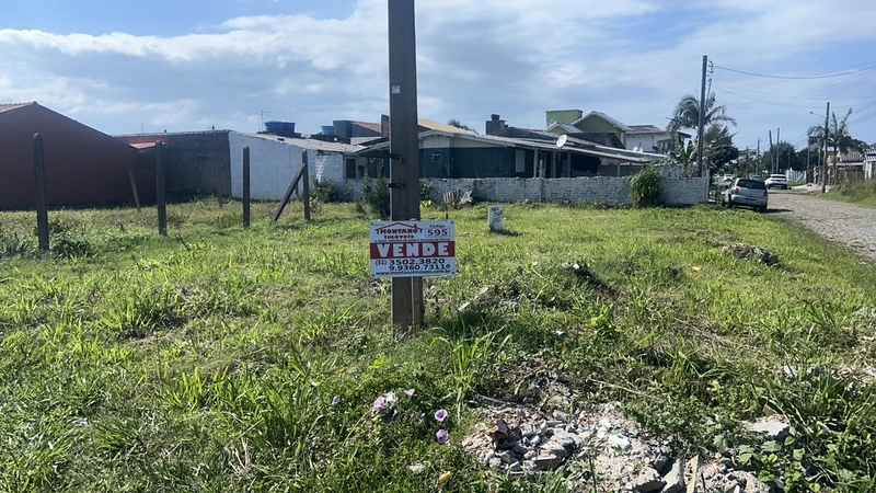 Terreno de esquina muito bem localizado pronto para construir: 2ª foto da galeria de imagens do imóvel