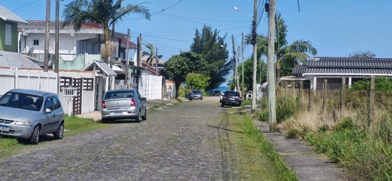 Terreno de esquina muito bem localizado pronto para construir: 7ª foto da galeria de imagens do imóvel