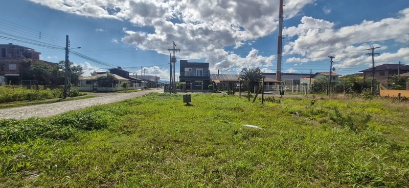 Terreno de esquina muito bem localizado pronto para construir: 1ª foto da galeria de imagens do imóvel