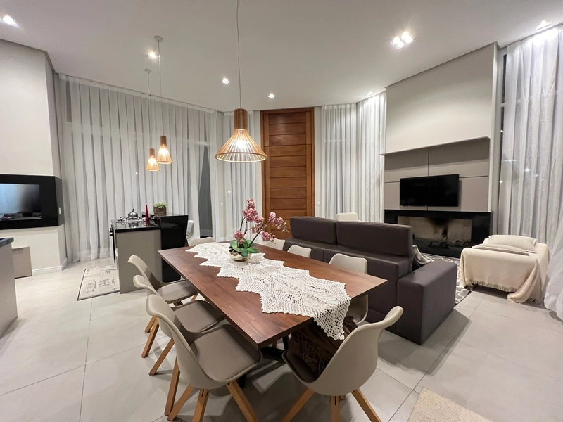 Casa com ótimo espaço e 4 suítes: 3ª foto da galeria de imagens do imóvel