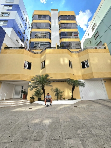 Apartamento com 2 dormitórios no centro a 4 quadras do mar: 1ª foto da galeria de imagens do imóvel
