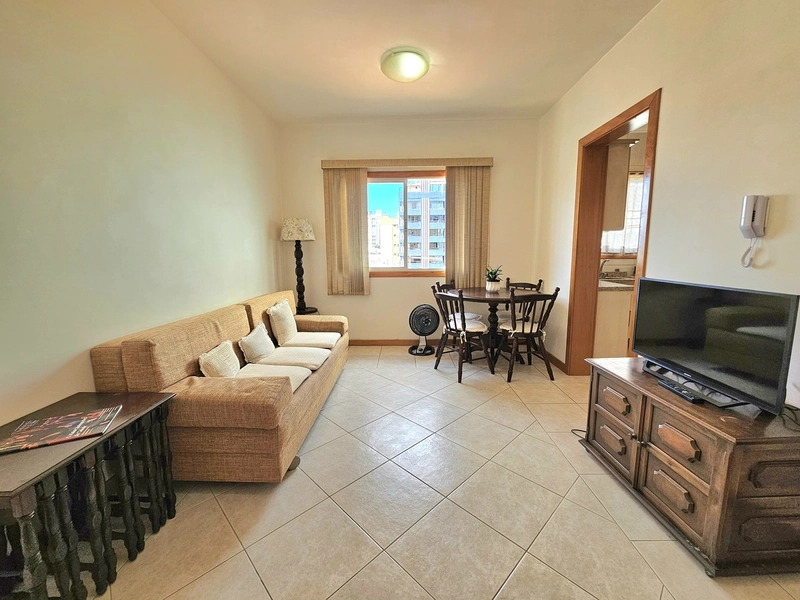 Apartamento com 2 dormitórios no centro a 4 quadras do mar: 2ª foto da galeria de imagens do imóvel
