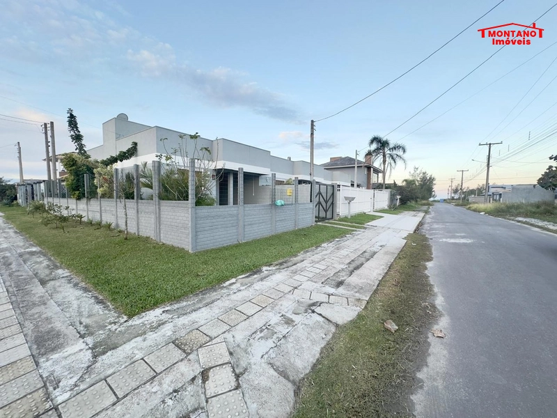 Casa de esquina a duas quadras do mar com 2 dormitórios: 5ª foto da galeria de imagens do imóvel