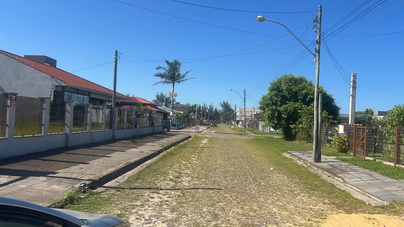 Barbada terreno lado mar aterrado bem localizado em Capão da Canoa: 2ª foto da galeria de imagens do imóvel