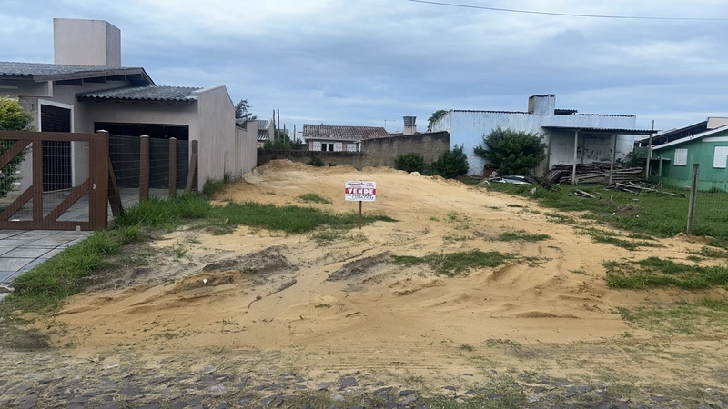 Barbada terreno lado mar aterrado bem localizado em Capão da Canoa: 1ª foto da galeria de imagens do imóvel
