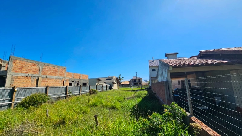 Terreno a 50m do mar pronto para construir: 1ª foto da galeria de imagens do imóvel