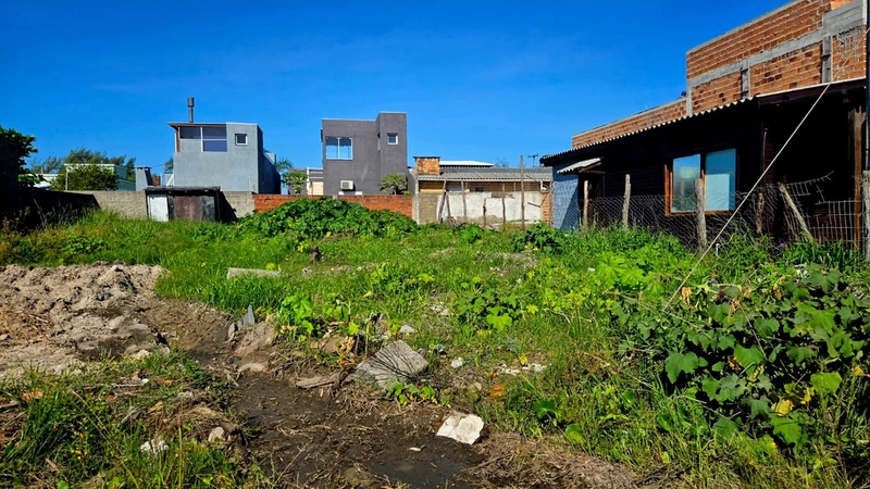 Terreno bem localizado a poucos metros do mar: 3ª foto da galeria de imagens do imóvel